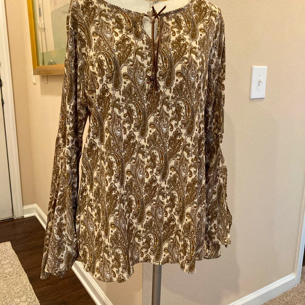 Beautiful crinkle top w  fluted slit sleeves